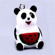 Vedhæng. Panda med melon. Resin. 24 mm. Hvid